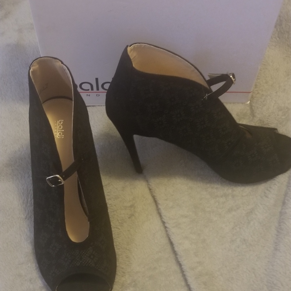 Womens ankle bootie with extra heel tips and box